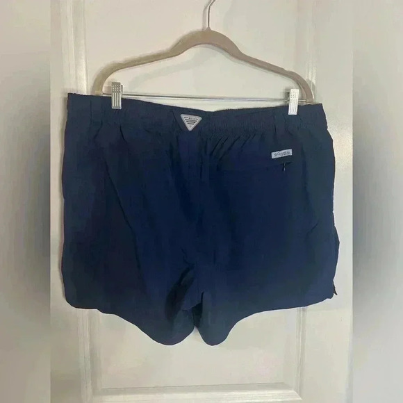 Columbia Women’s Plus PFG Backcast Navy Shorts - Size 1X - Picture 2 of 6